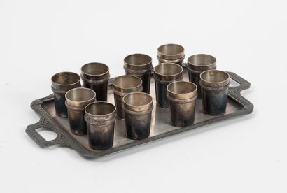 Douze gobelets à liqueur et plateau en argent...