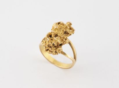 Yellow gold (750) ring with nugget-shaped...