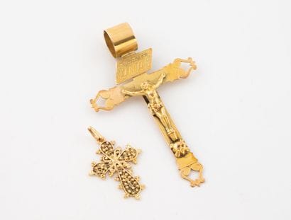 Set of two crosses in yellow gold (750),...