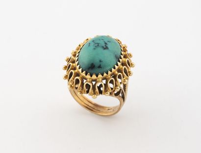Yellow gold (750) ring centering a claw-set...