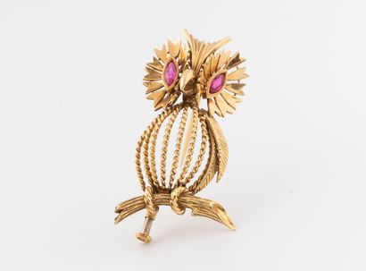 Owl brooch in yellow gold (750), the body...