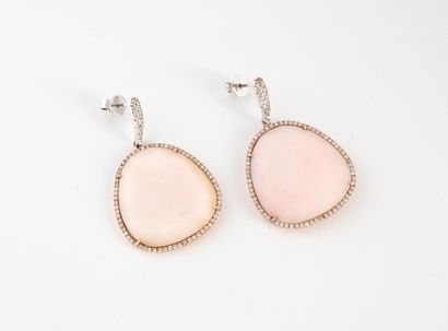 Meira T
Paire de pendants d'oreilles en ors...
