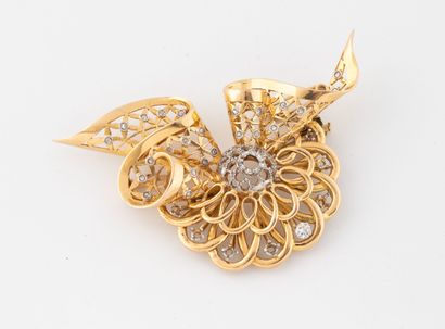 Brooch in (750) yellow gold in the form of...