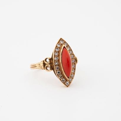 Yellow gold (750) marquise ring centered...
