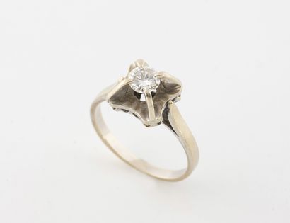 Bague solitaire en or gris (750) sertie d'un...