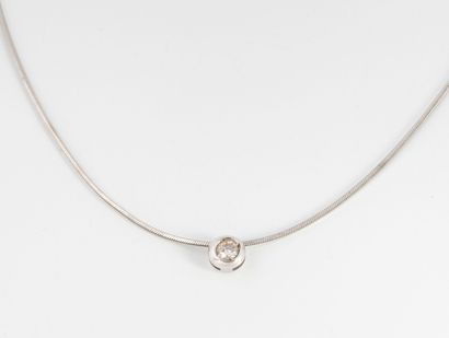 Collier en or gris (750) à maille câble orné...