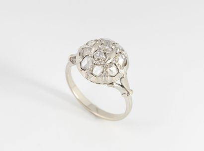 Dome-shaped ring in white gold (750) set...