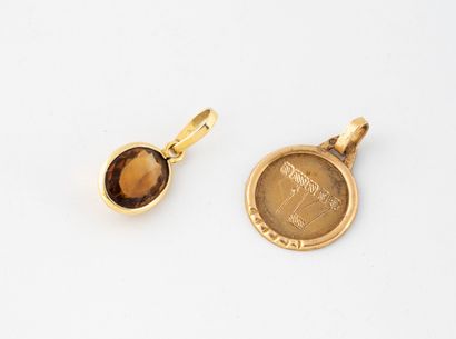 Two small charms in yellow gold (750) :
-...