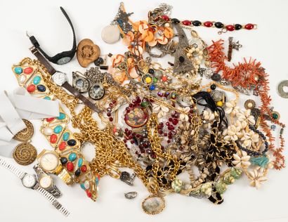 Lot de bijoux et montres bracelets de fantaisie.
Accidents...
