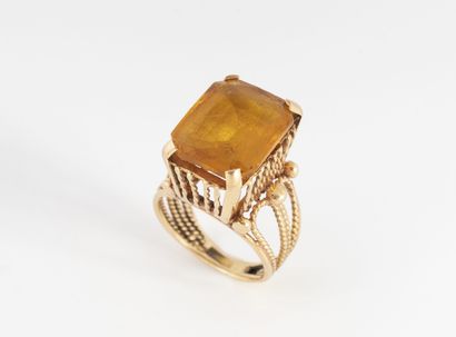 Bague en or jaune (750) et filins torsadés...