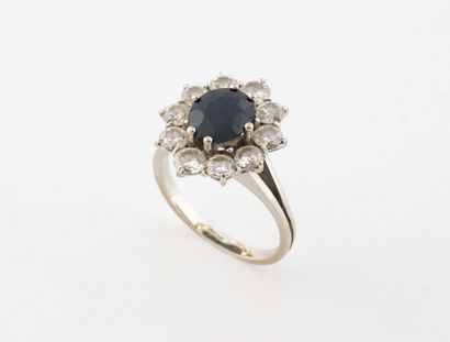 Daisy ring in white gold (750), centered...