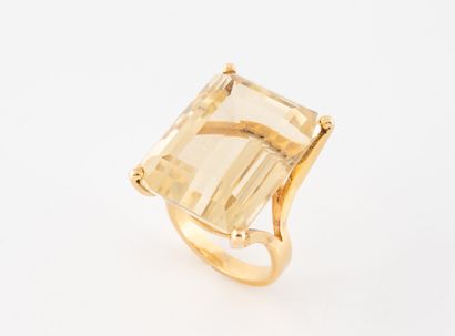 Yellow gold (750) ring centering a claw-set...