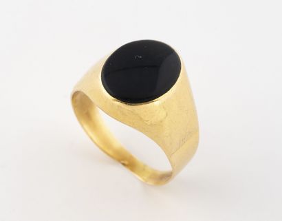Yellow gold (750) signet ring, the top set...
