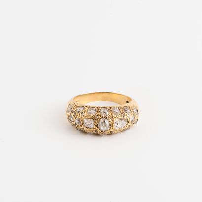 Bague jonc en or jaune (750) pavée de diamants...