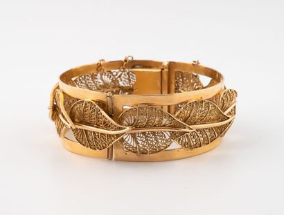 Opening bracelet in yellow gold (750) adorned...