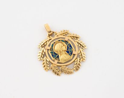 Round pendant centered on a virgin within...