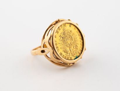 Bague en or jaune (750) centrée d'une pièce...