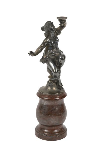 Bacchante assise levant une coupe, assise...