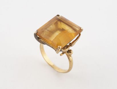 Yellow gold (750) ring set with a claw-set...