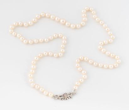 Necklace of falling white cultured pearls,...