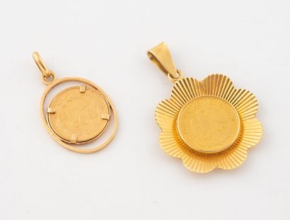 Deux pendentifs en or jaune (750) centrée...