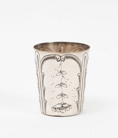 Gobelet métal argenté à décor de fleurs et...