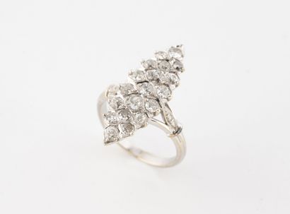 Bague marquise en or gris (750) pavée de...