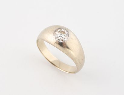 Band ring in white gold (750) set with an...