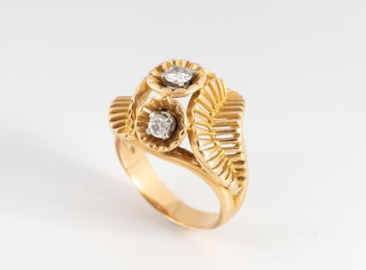 Yellow gold (750) and platinum (850) ring...