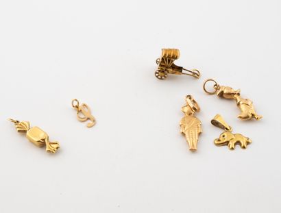 Set of six yellow gold (750) pendants in...