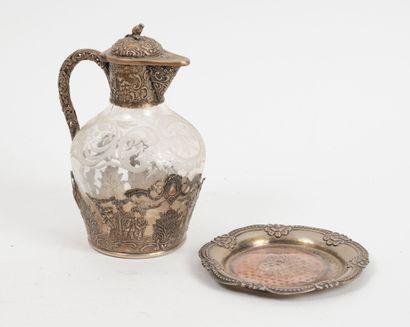 Deux pièces :
- Petite verseuse en verre...