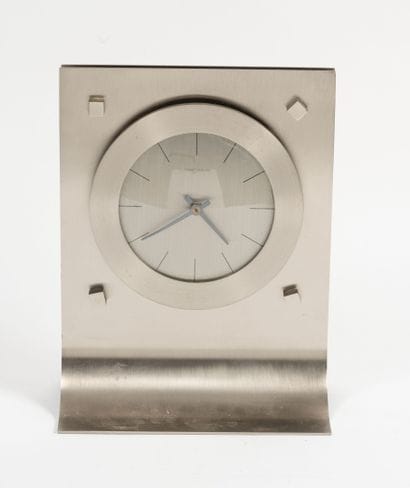 HOUR LAVIGNE
Brushed metal clock mounted...