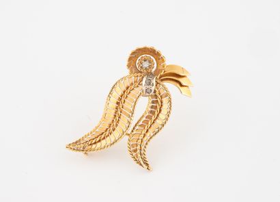 Two-leaf brooch in openwork yellow gold (750),...