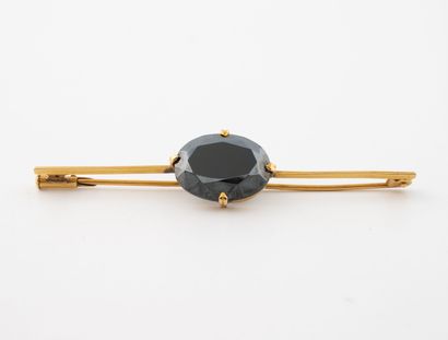 Yellow gold (750) pin brooch set with a claw-set...