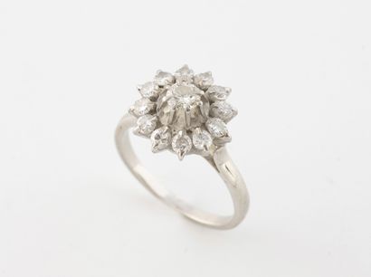 Bague marguerite en or gris (750) et platine...