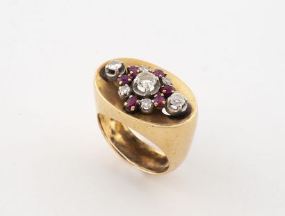 Yellow gold (750) and platinum (850) ring...