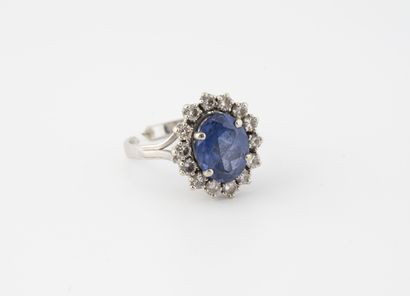Bague en or gris (750) centrée d'un saphir...