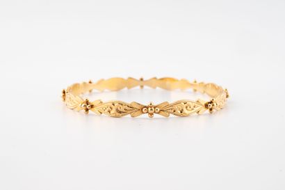 Bracelet jonc en or jaune (750) à décor floral...