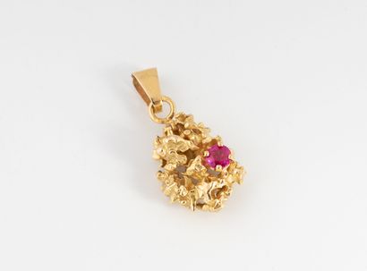 Yellow gold (750) nugget-shaped pendant set...