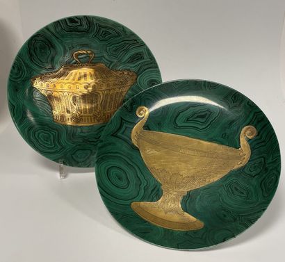 PIERO FORNASETTI (1912-1998)
Paire d'assiettes.
En...