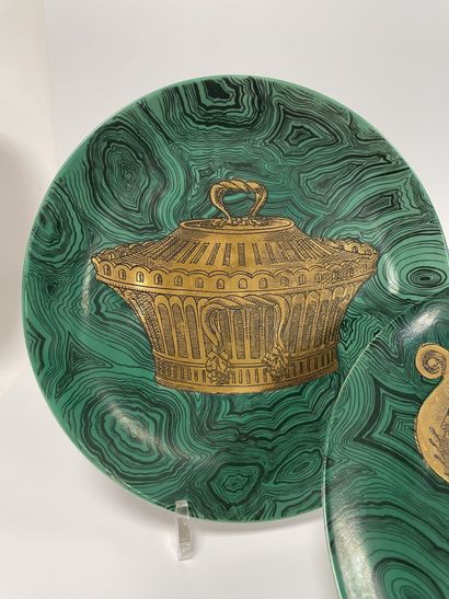 PIERO FORNASETTI (1912-1998)
Paire d'assiettes.
En...