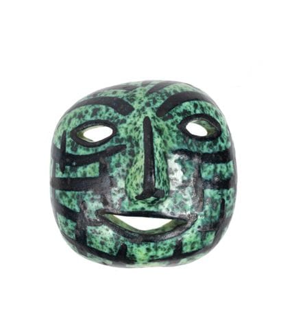 ACCOLAY
Masque en grès émaillé vert. 
Signé...