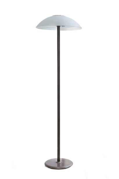 Grand lampadaire.
En acier ou alliage brossé...