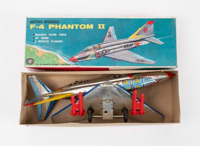 TM JAPON
F-4 PHANTOM II.
L. : 36 cm.
Petites...