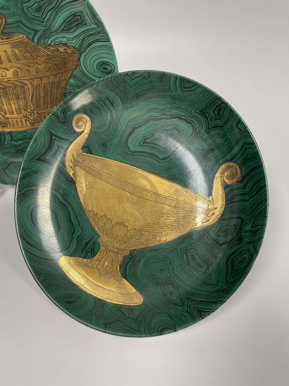 PIERO FORNASETTI (1912-1998)
Paire d'assiettes.
En...