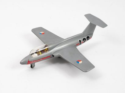 KDN
L29 Delfin.
L. : 33 cm.
Petites rayures...