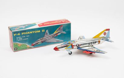 TM JAPON
F-4 PHANTOM II.
L. : 36 cm.
Petites...
