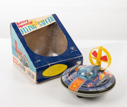 Y JAPON
Flying Saucer.
14 x 20 cm.
Infimes...