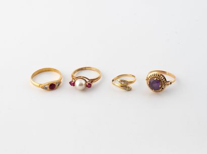 Lot de quatre bagues en or jaune (750) :
-...