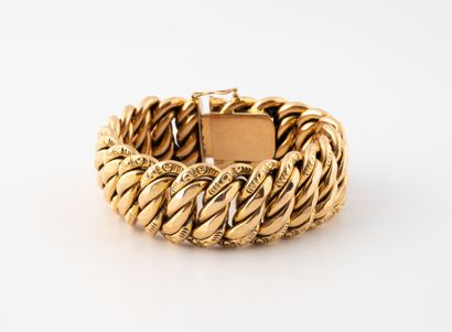 Important bracelet en or jaune (750) à maille...
